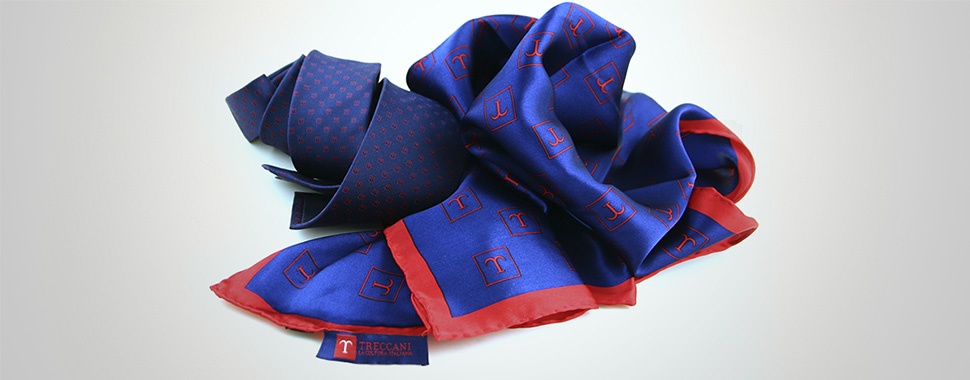 foulard personalizzato blu con bordo rosso con cravatta abbinata