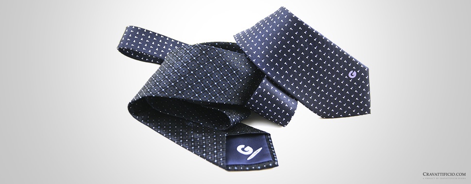 cravatta personalizzata blu a pois bianchi