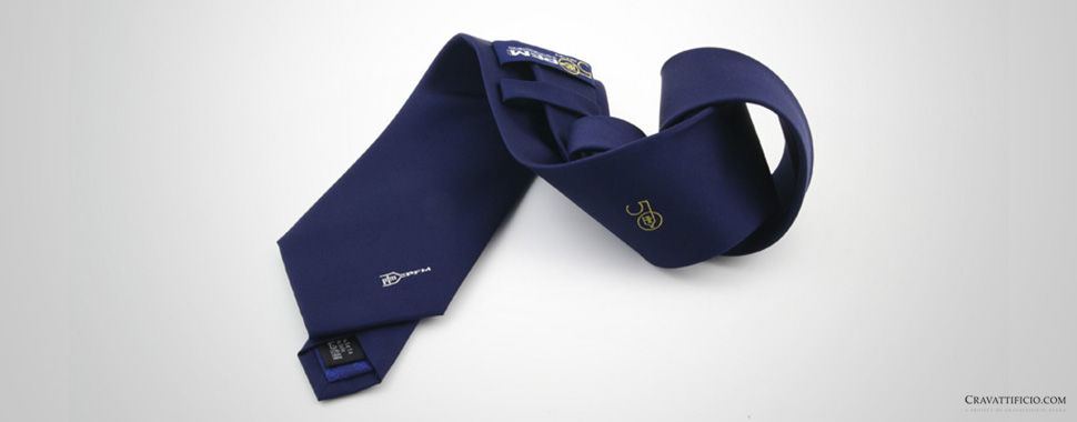 Cravatta personalizzata blu tinta unita