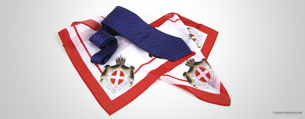 foulard personalizzato bordo rosso on cravatta blu abbinata